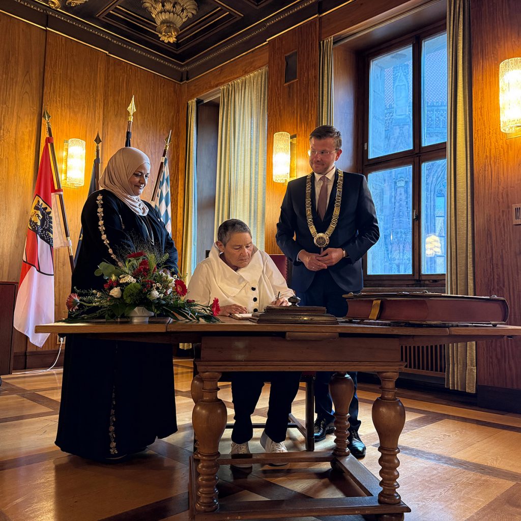 Verleihung 25. Internationaler Nürnberger Menschenrechtspreis 2025, v. l. Laila al-Sheikh (PCFF), Robi Damelin (PCFF), Oberbürgermeister Nürnberg, Marcus König © Alexandra Senfft