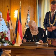 Unterzeichnung des 16. Internationalen Menschenrechtspreises für Parents Circle-Families Forum, am 20. September 2025 im Nürnberger Rathaus. v.l. Robi Damelin (PCFF), Laila al-Sheikh, Oberbürgermeister Nürnberg Marcus König © Alexandra Senfft