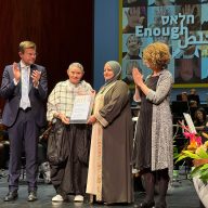 Verleihung des Menschenrechtspreises für Parents Circle-Families Forum, am 21. September 2025 in der Nürnberger Oper v. l. Oberbürgermeister Nürnberg, Marcus König, Robi Damelin (PCFF), Laila al-Sheikh (PCFF), Noa Karavan (Jurymitglied) © Alexandra Senfft