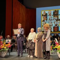 Verleihung des Menschenrechtspreises für Parents Circle-Families Forum, am 21. September 2025 in der Nürnberger Oper v. l. Oberbürgermeister Nürnberg, Marcus König, Robi Damelin (PCFF), Laila al-Sheikh (PCFF), Noa Karavan (Jurymitglied) © Alexandra Senfft