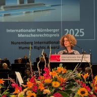 Preisverleihung, 16. Internationaler Nürnberger Menschenrechtspreis 2025
Jurymitglied Noa Karavan bei ihrer Laudatio
© Alexandra Senfft Preisverleihung, 16. Internationaler Nürnberger Menschenrechtspreis 2025 Jurymitglied Noa Karavan bei ihrer Laudatio © Alexandra Senfft