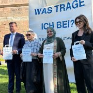 Mulitreligiöse Feier, 16. Internationaler Nürnberger Menschenrechtspreis, 21. September 2025 v.r. Iris Berben, Jurymitglied Internationaler Nürnberger Menschenrechtspreis, Laila al-Sheikh (PCFF), Robi Damelin (PCFF), Marcus König (Oberbürgermeister Nürnberg) © Alexandra Senfft